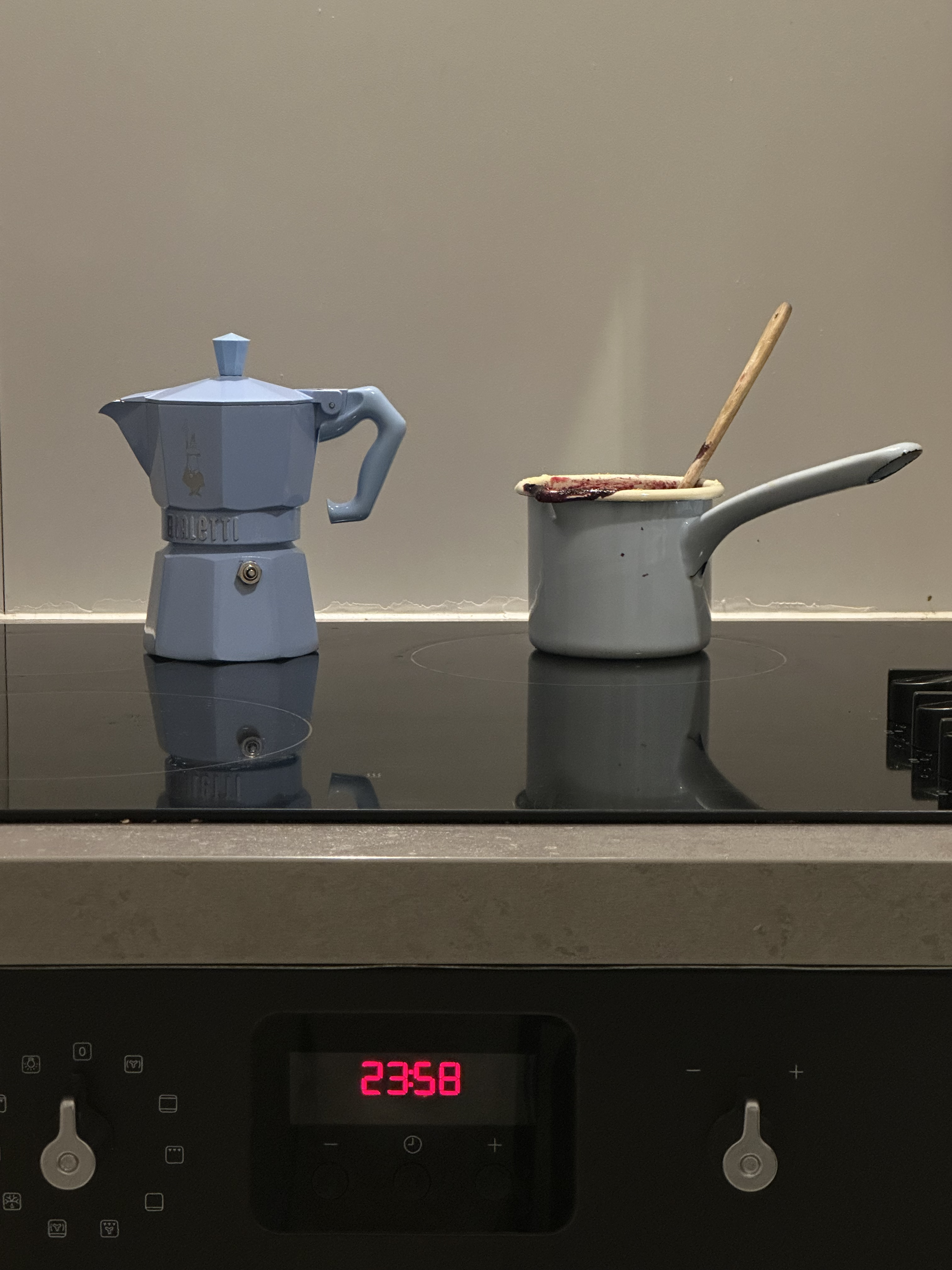 blue bialetti and emaille pot